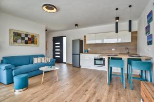 un soggiorno con divano blu e una cucina di Villa Little Mo a Ližnjan (Lisignano)