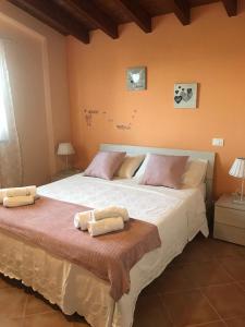 um quarto com uma cama grande com duas toalhas em Appartamento VILLA ADRY em Roma