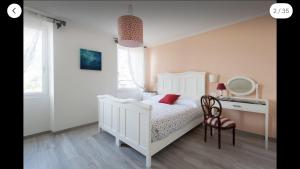 una camera con letto bianco, scrivania e sedia di La Linea D'Acqua a Manarola