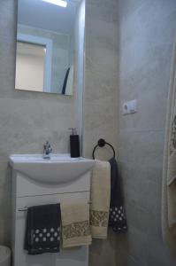 La salle de bains est pourvue d'un lavabo et d'un miroir. dans l'établissement CASA CARAVINA, à Benimantell