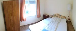 A bed or beds in a room at Babarczi Üdülőház