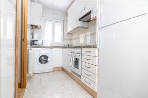 Virtuve vai virtuves zona naktsmītnē Apartamento La Muralla - leonapartamentos