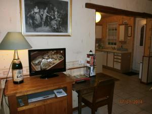 une télévision assise sur une table dans une cuisine dans l'établissement Gite du Valasse, à Gruchet-le-Valasse