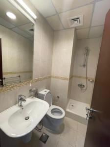 uma casa de banho com um lavatório, um WC e um chuveiro em Luxury Kings Palace Private Room with Shared Kitchen Next To Barasti Beach no Dubai