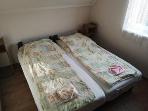 A bed or beds in a room at Babarczi Üdülőház Még 18 kép