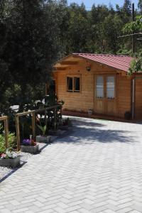 une maison avec une allée en briques en face d'un bâtiment dans l'établissement Casinha do Canto, à Góis