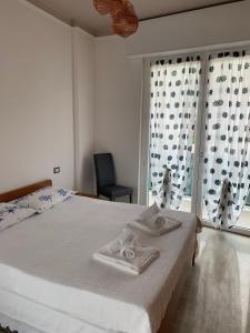 Giường trong phòng chung tại TERRAZZA SUL MARE IN VIA DEVOTO