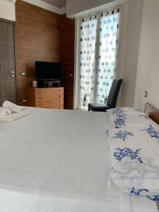 Giường trong phòng chung tại TERRAZZA SUL MARE IN VIA DEVOTO
