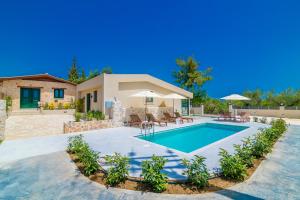 een villa met zwembad en huis bij Milk and Honey Residence in Zakynthos