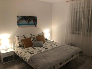 Postel nebo postele na pokoji v ubytování Spacious apartment close to the sea in Split area