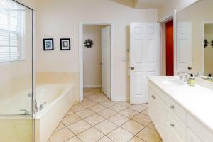 Koupelna v ubytování 668 N Cleveland St Ocean-view townhouse with balcony, deck, grill & washer/dryer - walk to beach + 10 fotografií