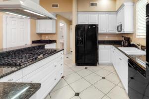 Kuchyň nebo kuchyňský kout v ubytování 668 N Cleveland St Ocean-view townhouse with balcony, deck, grill & washer/dryer - walk to beach