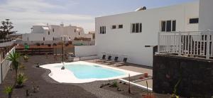 uma piscina no telhado de uma casa em Lanzarotearena em Tinajo