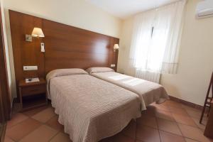 Ένα ή περισσότερα κρεβάτια σε δωμάτιο στο Hostal Restaurante Santa Cruz