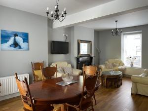 sala de estar con mesa de madera y sillas en Haven House en Derry