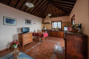 Televízia a/alebo spoločenská miestnosť v ubytovaní CASA LOS TAJINASTES + 12 fotografií