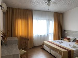pokój hotelowy z łóżkiem i oknem w obiekcie Family Hotel Southern Nights w mieście Warwara
