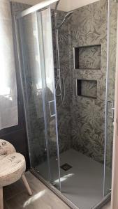 ヴァッレドーリアにあるResidence valledoria2の浴室のガラス扉付きシャワー +16枚の写真
