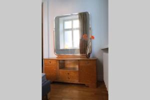 TV a/nebo společenská místnost v ubytování Apartment with soul in Pärnu Old Town