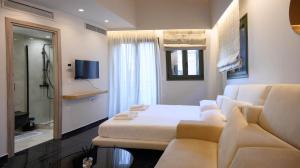 Tempat tidur dalam kamar di Luxury Suites by Panagiota