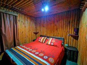 Postel nebo postele na pokoji v ubytování Salto del Indio - Cabañas Lemunantu