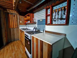 Virtuvė arba virtuvėlė apgyvendinimo įstaigoje Salto del Indio - Cabañas Lemunantu