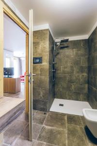 e bagno con doccia, servizi igienici e lavandino. di Chalet Valcanale a Camporosso in Valcanale