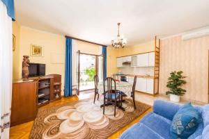 salon z niebieską kanapą i stołem w obiekcie Apartments in Zadar/Zadar Riviera 7863 w mieście Smirić
