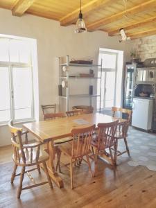 Un comedor con mesa y sillas de madera. en Apartma 10th Mountain, Bovec, en Bovec