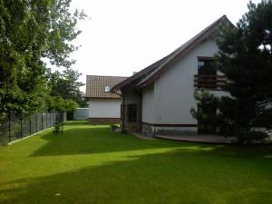 una casa con un patio verde con un edificio en Zacisze en Gdansk