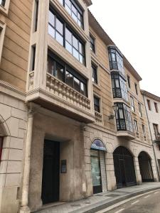 - un bâtiment avec un balcon sur le côté dans l'établissement Las 5 Bes- Estudio bed&breakfast, à Valladolid