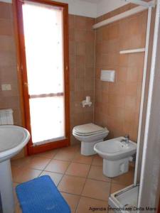 uma casa de banho com um WC e um lavatório em Apartment in Rosolina Mare 29520 em Rosapineta