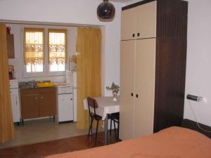 Køkken eller tekøkken på Apartment in Razanac/Zadar Riviera 8231