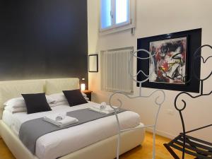 sypialnia z dużym białym łóżkiem w pokoju w obiekcie Barbaria Appartament near Rialto & San Marco w Wenecji