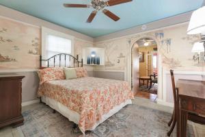 新奥尔良Historic Inn in the Marigny, blocks to French Quarter的一间卧室配有一张床和吊扇