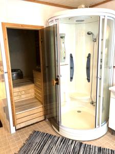 y baño con ducha y puerta de cristal. en Captains House - Kaptenimaja - Officers deck en Kärdla