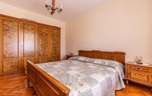 Apartment in Vrvari with Two-Bedrooms 1 객실 침대