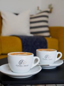 Príslušenstvo na prípravu kávy alebo čaju v ubytovaní Malom és Kacsa Boutique Hotel