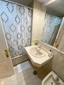 Łazienka w obiekcie Deyanira Suite, Aeropuerto, IFEMA