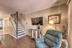 ein Wohnzimmer mit einem Stuhl und einer Treppe in der Unterkunft Cozy Mtn Condo with Deck Less Than 2 Mi to Links Golf Course in Ruidoso