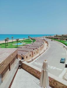 Blick auf den Strand vom Balkon eines Resorts in der Unterkunft Chalet first floor two bedrooms In Stella De Mare Ain El Sokhna For Families only in Ain Suchna