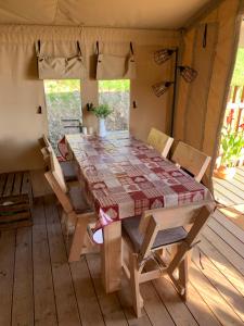 Fotografija u galeriji objekta Safari Tent with Hot Tub in heart of Snowdonia u gradu Dolgellau