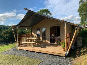 Зображення з фотогалереї помешкання Safari Tent with Hot Tub in heart of Snowdonia у місті Долгелай