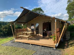 صورة لـ Safari Tent with Hot Tub in heart of Snowdonia في دولغيلوو