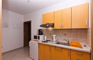 Kuchyňa alebo kuchynka v ubytovaní Rovinj Two-Bedroom Apartment 1 + 12 fotografií