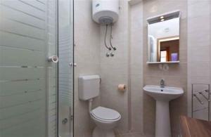 Kúpeľňa v ubytovaní Rovinj Two-Bedroom Apartment 1