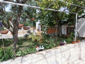 Vonkajšia záhrada v ubytovaní Rovinj Two-Bedroom Apartment 1