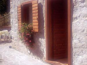 una puerta con una maceta en un lado de un edificio en Holiday home in Tiarno di Sotto 23505, en Tiarno di Sotto