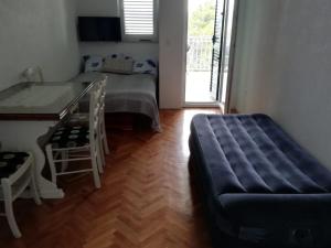 Μια τηλεόραση ή/και κέντρο ψυχαγωγίας στο Jona - Dugi Rat - Mali Rat