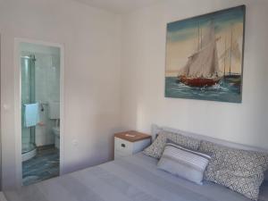 Ένα ή περισσότερα κρεβάτια σε δωμάτιο στο Jona - Dugi Rat - Mali Rat